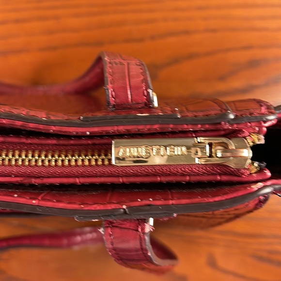 Anne Klein classic top zip handbag. - Picture 4 of 8